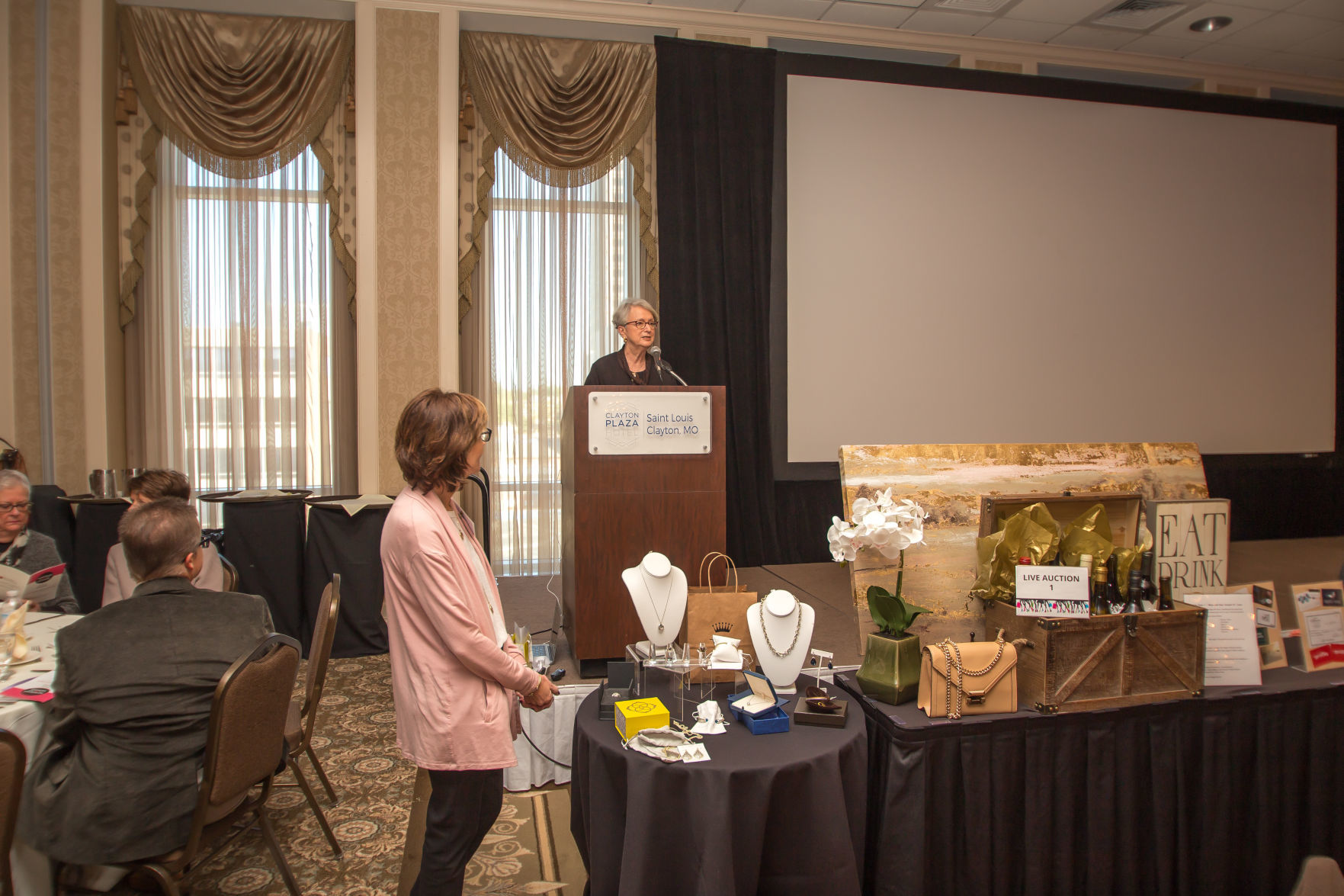 102018handbagstoendhunger42.jpg
